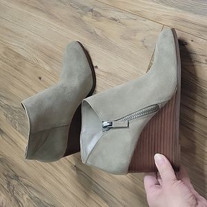 1.State Kaleb Suede Tan Brown Wedge Booties